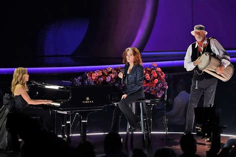 Sheryl Crow Mick Fleetwood And Bonnie Raitt Perform Songbird In