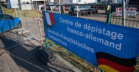 In insgesamt 16 départements gibt es nun auch tagsüber strikte ausgangsregeln. Protest an Grenze zu Frankreich in Saargemünd gegen Corona ...