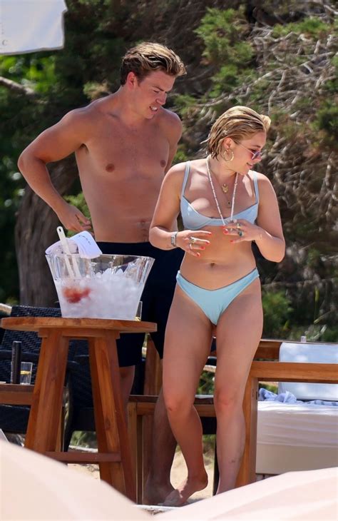 Midsommar Stars Florence Pugh And Will Poulter Frolic On Ibiza Holiday Metro News