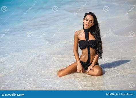 mooi meisje in een sexy bikini op het strand stock foto image of heet zomer 96228144