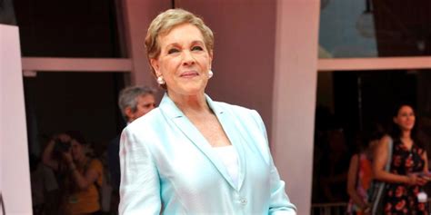 Julie Andrews And Carol Burnett Were Caught Kissing By First Lady
