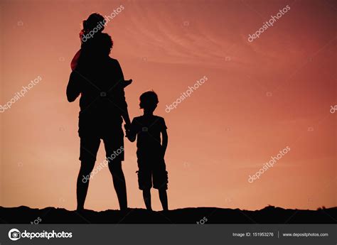 Padre Con Hijo E Hija Siluetas Caminando Al Atardecer