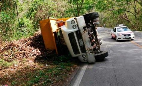 Conductor vuelca en camión cañero sobre carretera libre Valles Rioverde