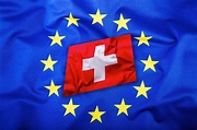 Banderas de suiza y la unión europea. bandera de suiza y bandera de la ...