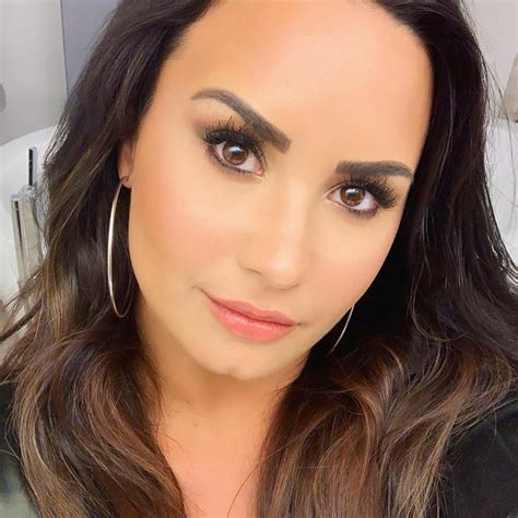 We Cant Enough Of How Perfectly Shaped Demi Lovatos Eyebrows Are