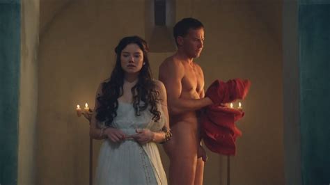 Craig Parker completamente desnudo enseña el pene en Spartacus Fotos eróticas en FormulaTV
