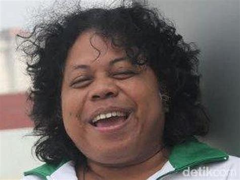 Dok di bahu bagian kiri sama di bagian bawah dagu ada benjolan. Ada Benjolan di Bawah Dagu, Budi Anduk Jalani Perawatan di ...