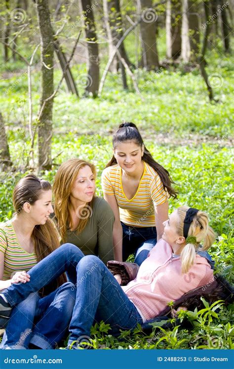 Cuatro Mujeres Que Se Relajan En Bosque Imagen De Archivo Imagen De