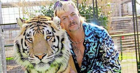Joe exotic and his legal team have arranged for a limousine to be on standby near his prison in fort worth, texas, in preparation for a potential presidential pardon on tuesday. Tiger King Joe Exotic gaat Trump om presidentieel pardon ...