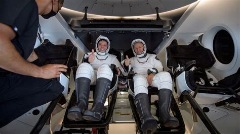 Nasa And Spacex Astronauts Complete First Splashdown To Earth In 45