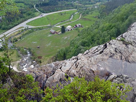 It is located about 12 kilometres (7.5 mi) north of the village of vossevangen along the european route e16 road to flåm. tvindefossen from the top - We12Travel
