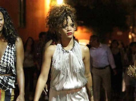 Photos Rihanna Après Les Gourmandises Place Au Shopping Nocturne