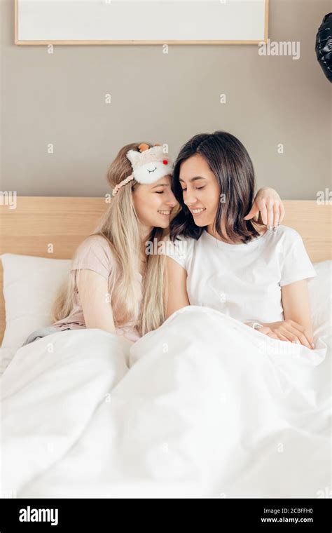 Lesbianas en la cama fotografías e imágenes de alta resolución Alamy