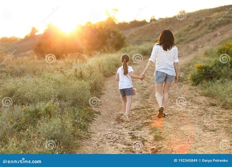 Amorosa Madre Caminando Con Su Hija En El Campo Imagen De Archivo