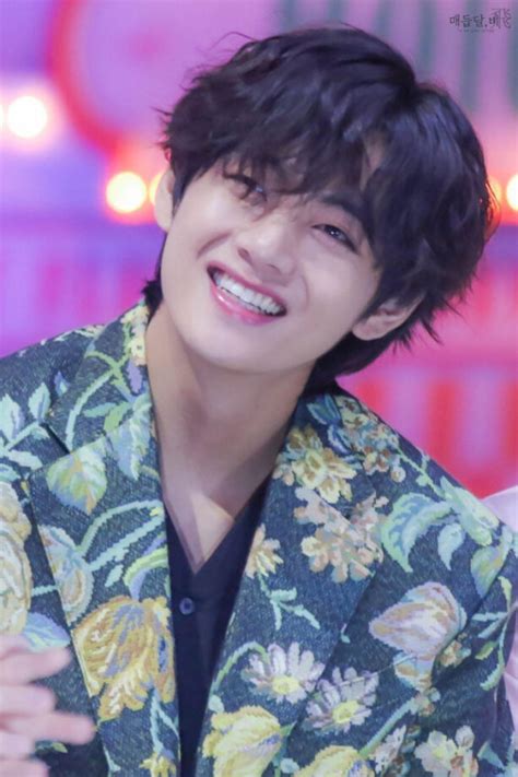 4 times bts kim taehyung aka v smiling photos making fans go crazy iwmbuzz