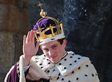 The Crown 3: le foto dal set svelano l'incoronazione di Carlo a ...