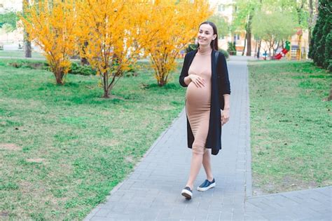 Premium Photo Modern Beautiful Pregnant Walking On City Park Pregnant