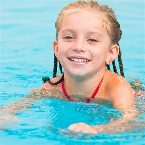Милая маленькая девочка в заплывании Стоковое Изображение изображение насчитывающей персона