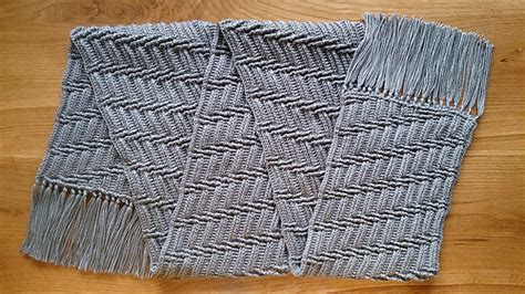 Let your kids enjoy storytelling about the north pole with this cute finger puppet set. Ravelry: North pole scarf pattern by Olena Palamarenko