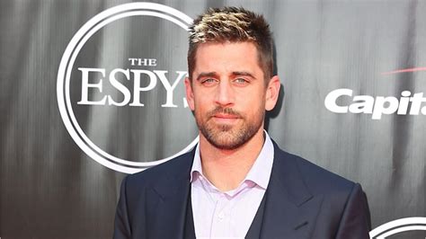 Aaron rodgers is an american football player who is currently the starting quarterback for the green bay packers. Is Aaron Rodgers Married? His Bio, Age, Wife and Net worth ...