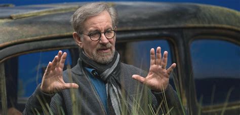 What they don't know is that there is an unseen presence in the house, and that it wants to take possession of the wife. Steven Spielberg arbeitet für Apple an Neuauflage der 80er ...
