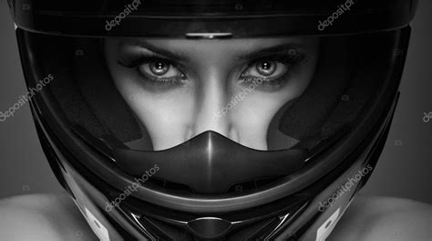 Dziewczyna Na Motorze W Kasku - Czarno-białe zdjęcie sexy kobieta w kasku na tle — Zdjęcie stockowe