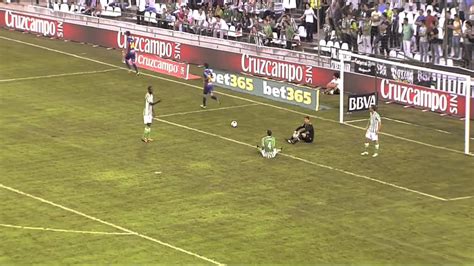 Empezó el betis como un tiro en el martínez valero, dando las sensación que los verdiblancos sentendiarían el partido. Betis vs Elche 0-1 Gol Manu del Moral Jornada 9 2013/2014 ...