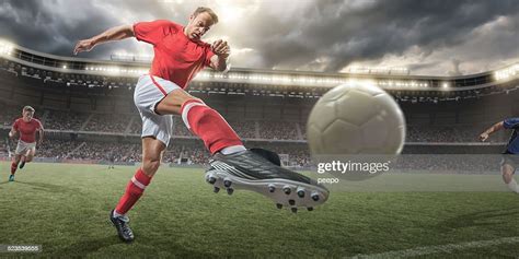 Football Joueur Shootant Dans Un Ballon Photo Getty Images