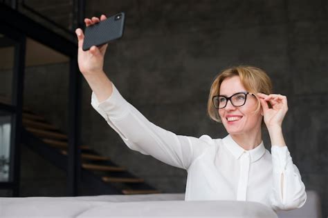 mujer de negocios tomando selfie con smartphone foto gratis