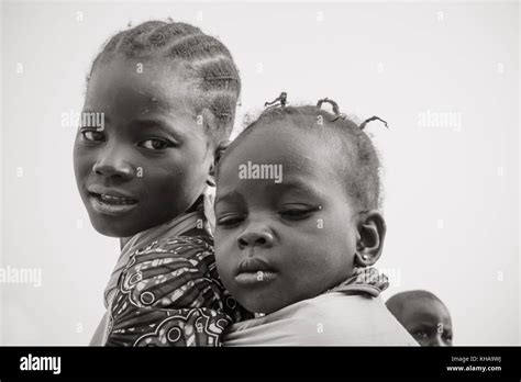 los niños africanos con fuertes expresiones en sus rostros adoptado en malí fotografía de stock