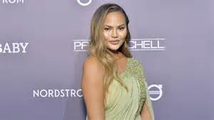 Chrissy Teigen Slams Troll Who Accused Her Of Photoshopping Her Butt Complex