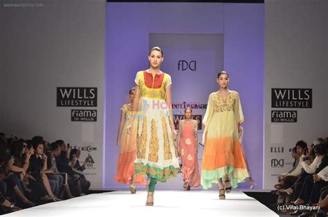 Model Walk The Ramp For Preeti Jhawar Show At Wills Lifestyle India