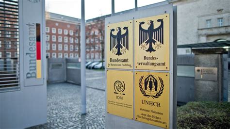 Flüchtlinge Bamf Hat Mehr Offene Asylverfahren Als Ende 2015 Der Spiegel