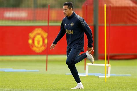/ @inter and chilean national team player. Alexis sigue sufriendo en el Manchester United: Mourinho ...
