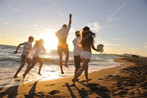 Amigos Se Divierten Y Celebran En La Playa Fotograf A De Stock