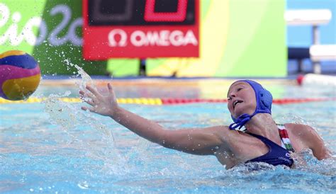 Olimpiadi di Rio la pallanuoto diventa osè atlete nude in piscina FOTO