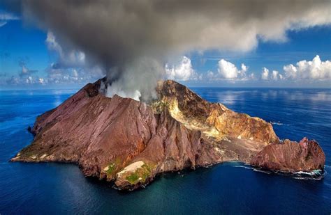Vous voulez découvrir volcans à islande incroyables? L'éruption soudaine du volcan Whakaari / White Island a ...