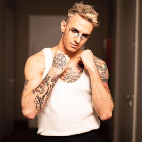 Lo ha annunciato oggi il cantante tramite il suo profilo instagram: Tutta la verità su Achille Lauro: le origini, la famiglia ...