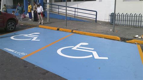 Quiénes tienen derecho a estacionarse en lugares para discapacitados