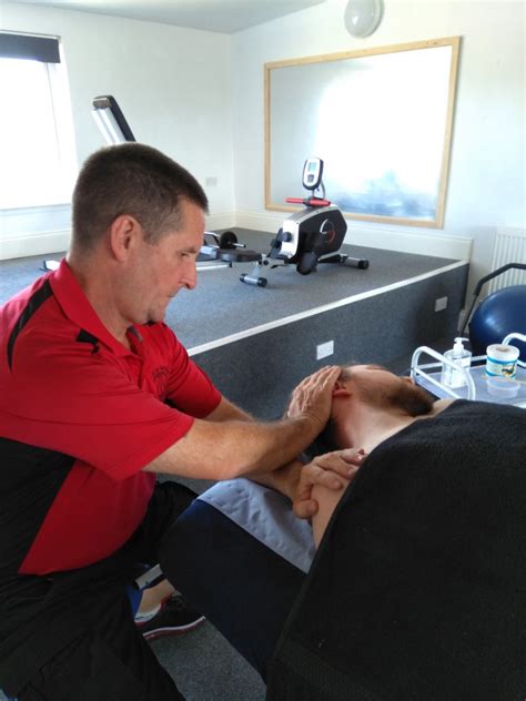 Massage Therapist In Cheltenham Gloucestershire Miach Yr Iachäwr