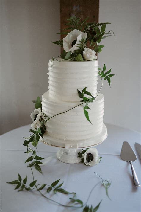 Raspaw Wedding Cakes With Vines And Flowers