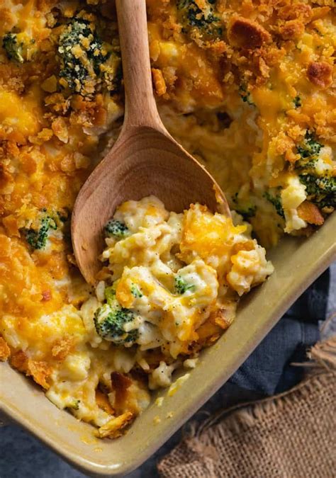 Most cheesy broccoli chicken casseroles have tons of unnecessary carbs from canned cream of chicken soups, white rice, brown rice, and breadcrumbs. Chicken Broccoli Rice Casserole - The Cozy Cook