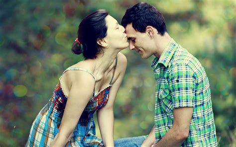 View 39 Cute Love Couple Kiss Image