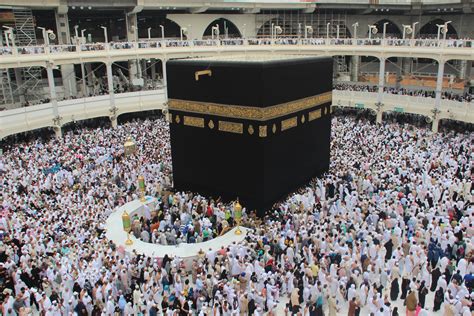 High, the shorter walls are about 35 ft long, and the longest walls are 40 ft. Fichier:Kaaba, Makkah3.jpg - Vikidia, l'encyclopédie des 8 ...