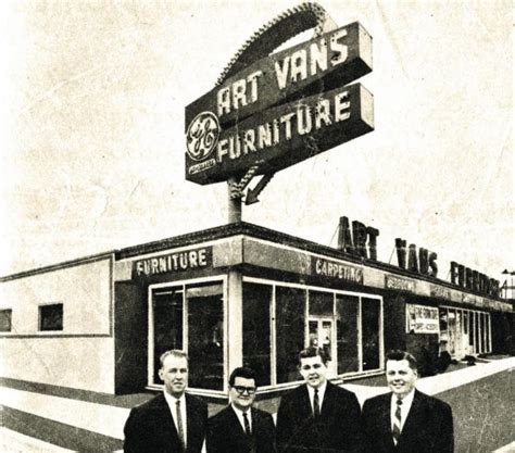 Kilencéves korában kezdett el harmonikán tanulni és játszani, mikor családjával chicagóba költöztek. Art Van Furniture founder Art Van Elslander dies at 87