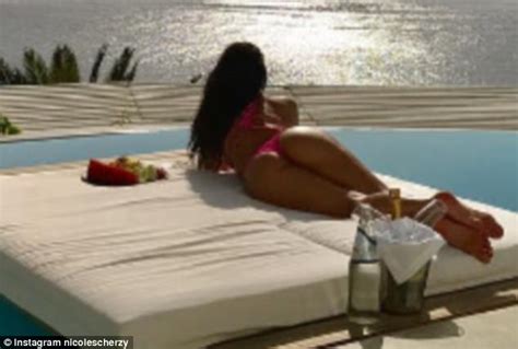 Nicole Scherzinger Flaunts Her Toned Tummy In Greece Daily Mail Online