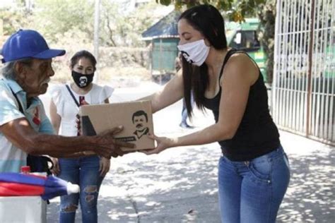 VÍdeo Hija Del Chapo Guzmán Ignora A Autoridades Repartió Despensas