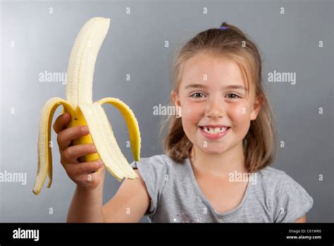 Junge Asiatinnen Essen Bananen Telegraph