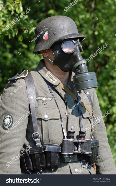Deutscher Soldat In Gasmaske Ww2 Wiederverwertung Stockfoto 12452863