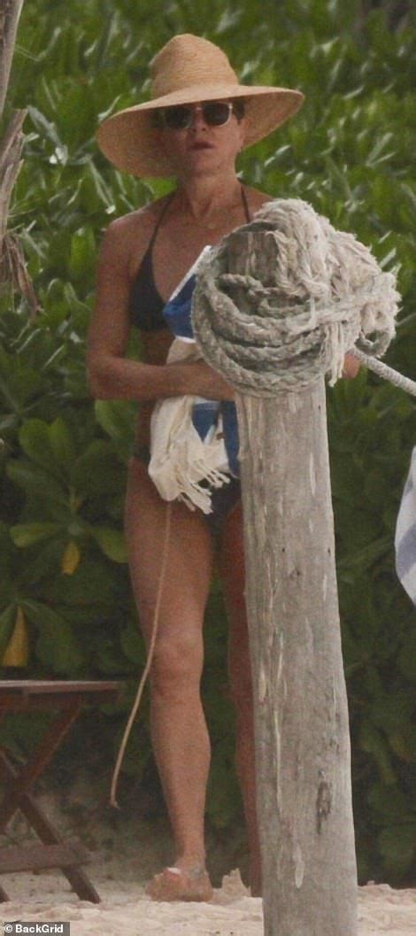 Jennifer Aniston Weclomes New Year In Black Bikini On Mexican Getaway In Jennifer Aniston
